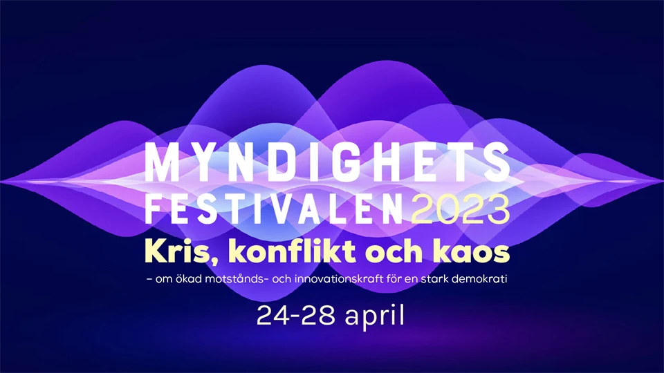 Svart bakgrund med lila vågformer och texten Myndighetsfestivalen 2023.