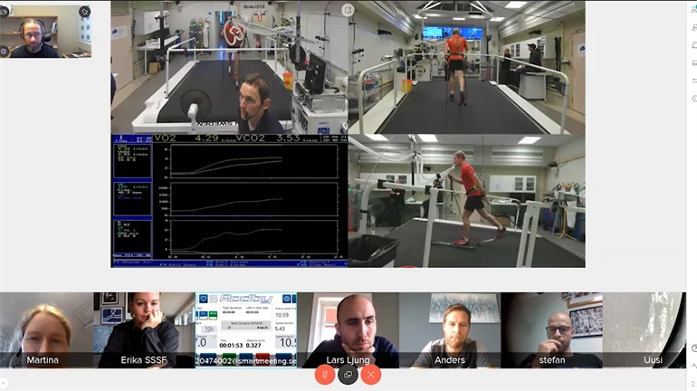 Förevisning av ny teknik i A-labbet, rullskidåkare på bandet som syns i olika kameravinklar, tränare från olika landslag med på videolänk.