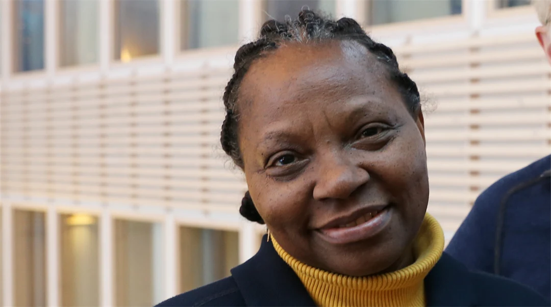 Porträtt av en kvinna.