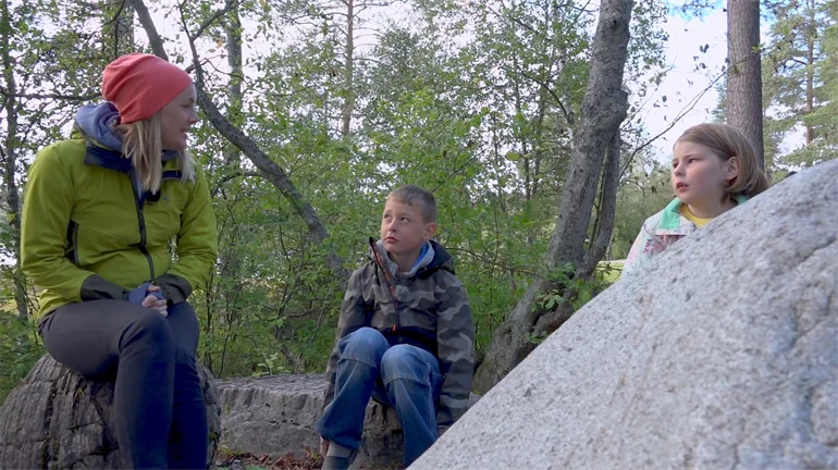 Film med forskarstuderande Kristin som träffar barnen Ebbe och Ebba för ForskarFredag 2021