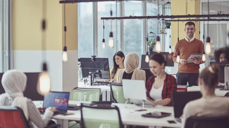 Coworking space med arbetande människor