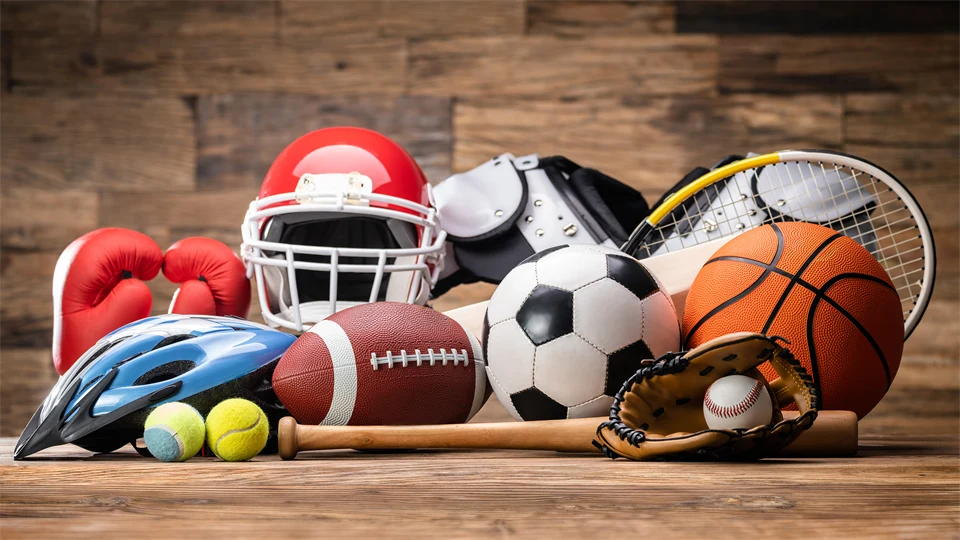 Olika sportutrustning, redskap och många olika tillbehör.