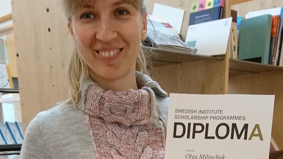 Olga Milinchuk med diplom från Svenska Institutet