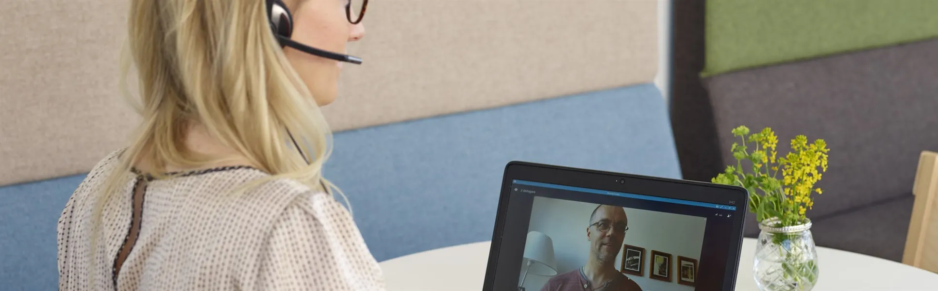 Distansutbildning, arbete vid dator, onlinemöte, skypemöte