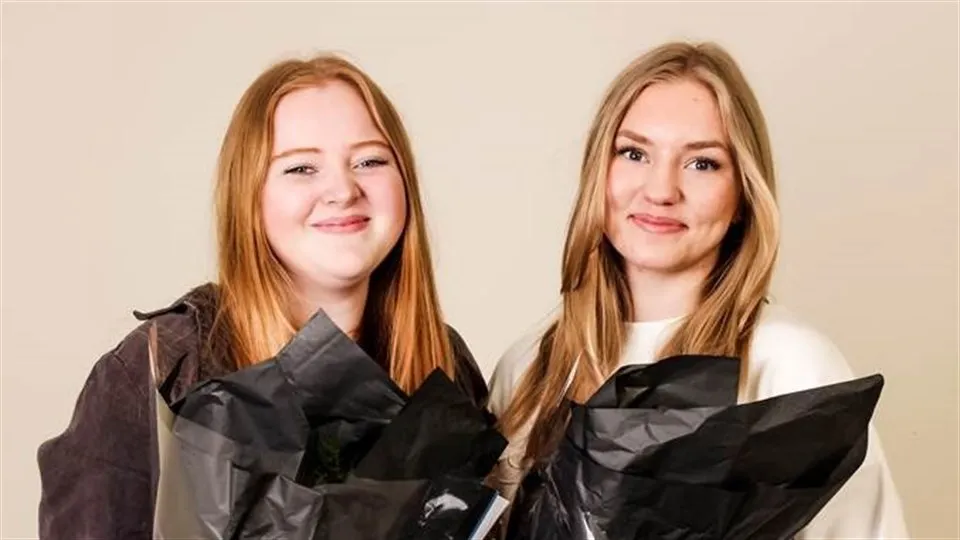 Två kvinnor med blombuketter