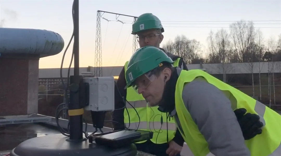 Installations av ljudmätningsutrustning på SCA:s tak.