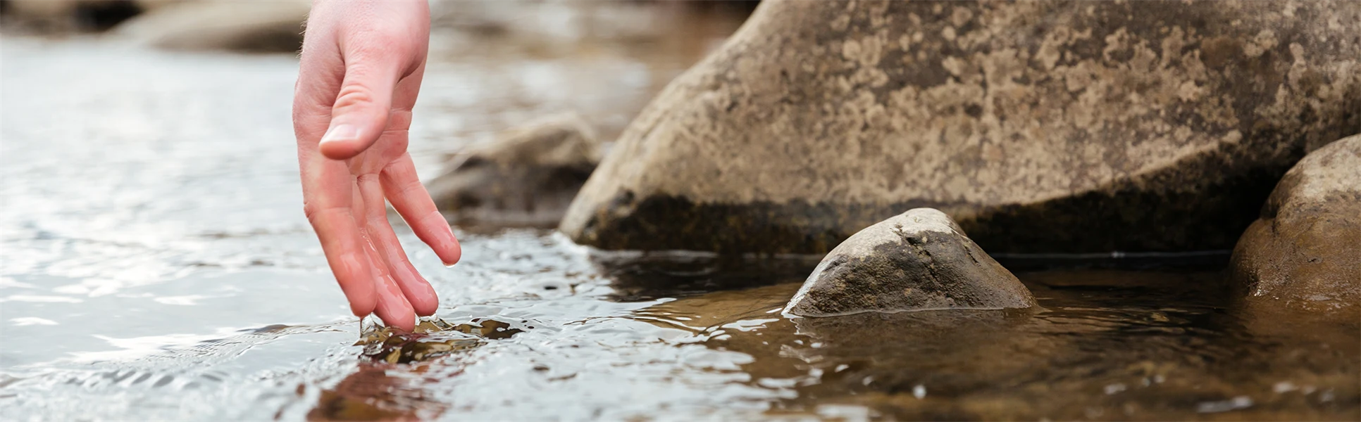 Vattendrag hand testar vatten