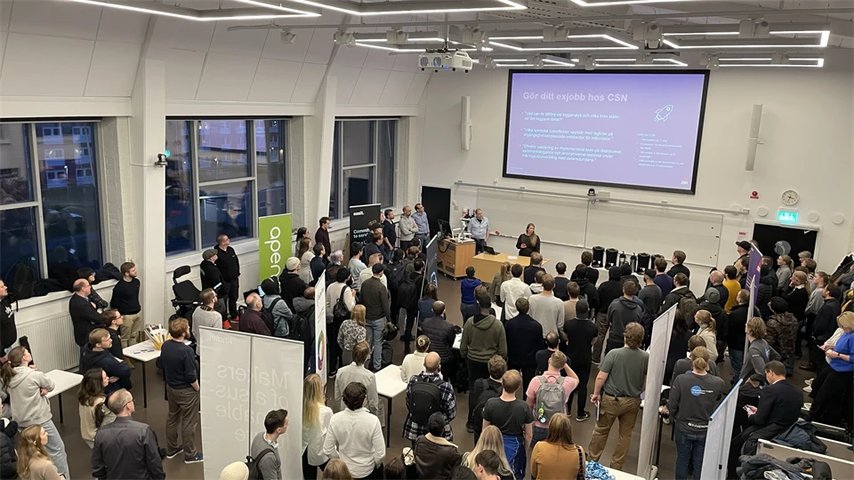 Exjobbsevent med företag och studenter som minglar i sal på Campus Sundsvall