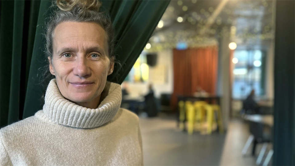 En kvinna med en vit tröja