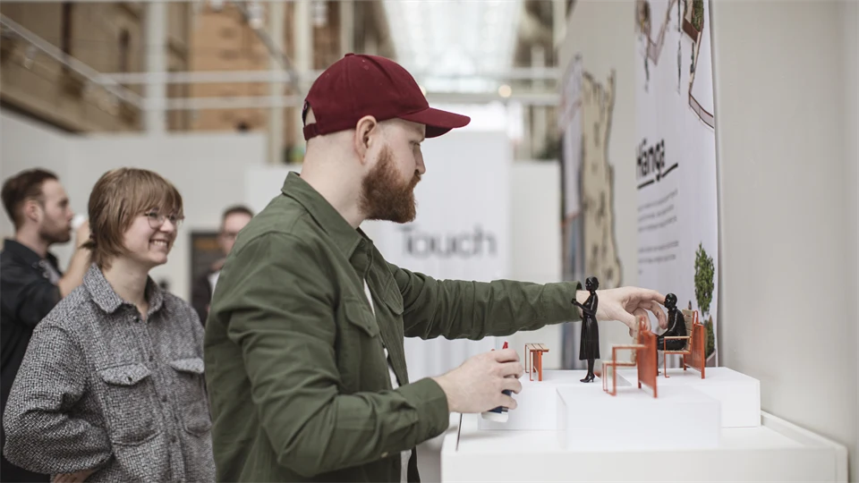 En man med keps förbereder sitt projekt