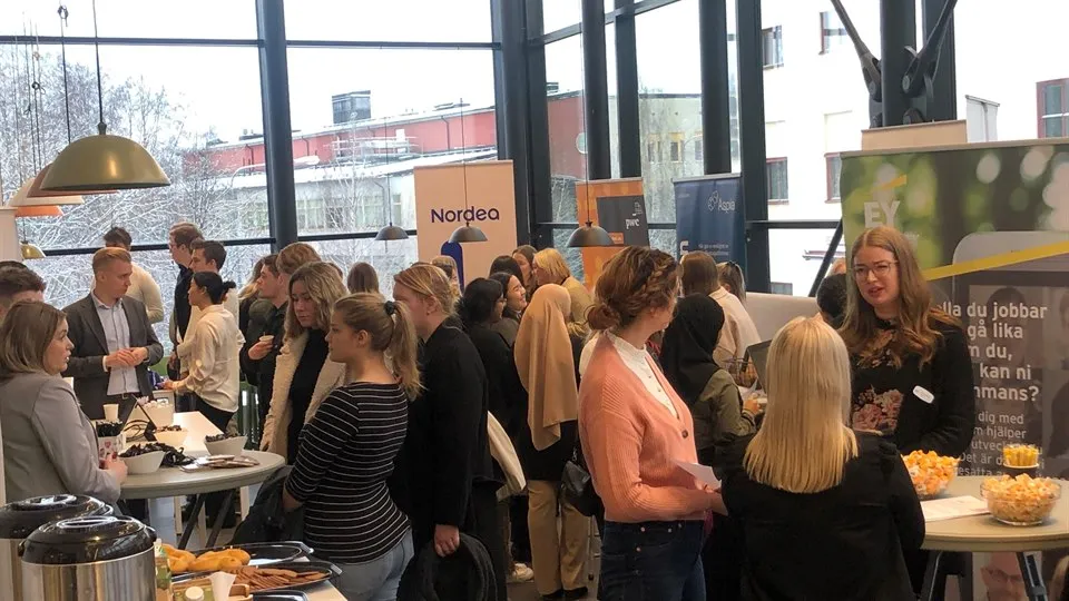 studenter minglar med företag från CER-nätverket vid mingeldagen 23 november