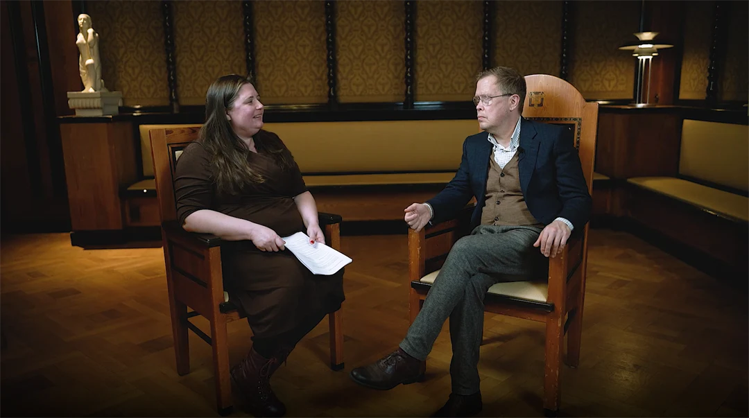 En kvinna och man som sitter i ett rum