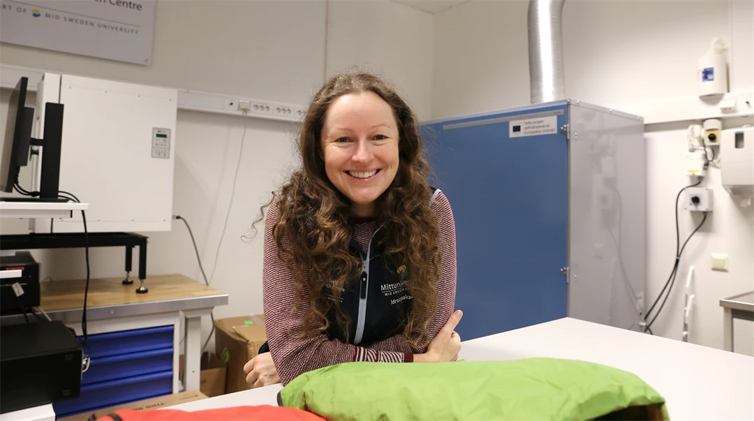 Judith Waller I materialprovningslabbet på Sports Tech Research Centre I Östersund.