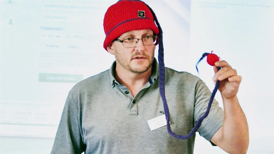 Tom Åge Myhren med lue og innebygd sosial antenne