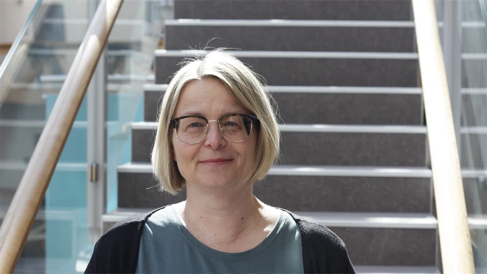 Porträttfoto av Malin Bolin framför en trappa på Grönborg