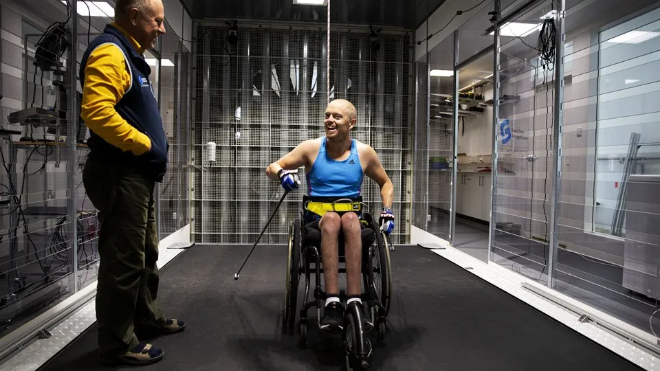 Mats Ainegren från Sports Tech Research Centre, Mittuniversitetet förbereder Daniel Nilsson, Uppsala, inför testet i vindtunneln.