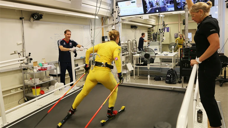 Mona Brorsson på rullbandet hos NVC. Hon ingår i ett test av kompressionskläder.