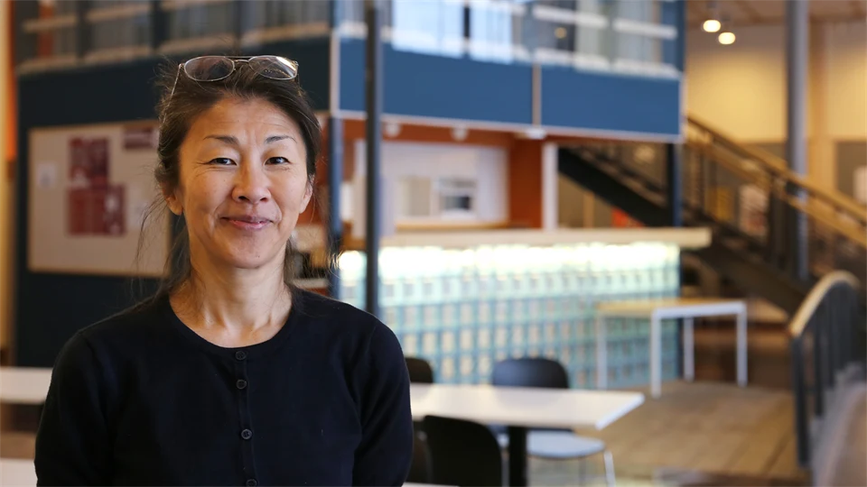 Porträtt av kvinna inomhus.