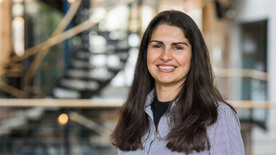 Porträttfoto av en kvinna med långt  svart hår