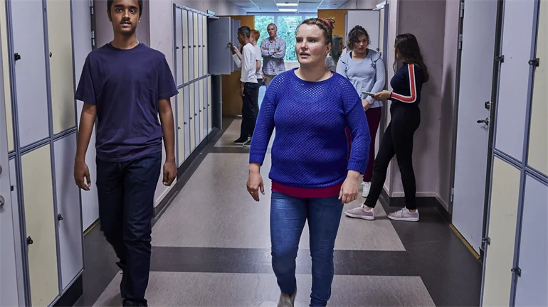 Högstadieelever i en korridor