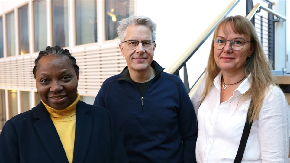 Tre personer i en trappa.