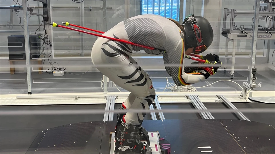 Alpinåkare balanserar inne i vindtunneln