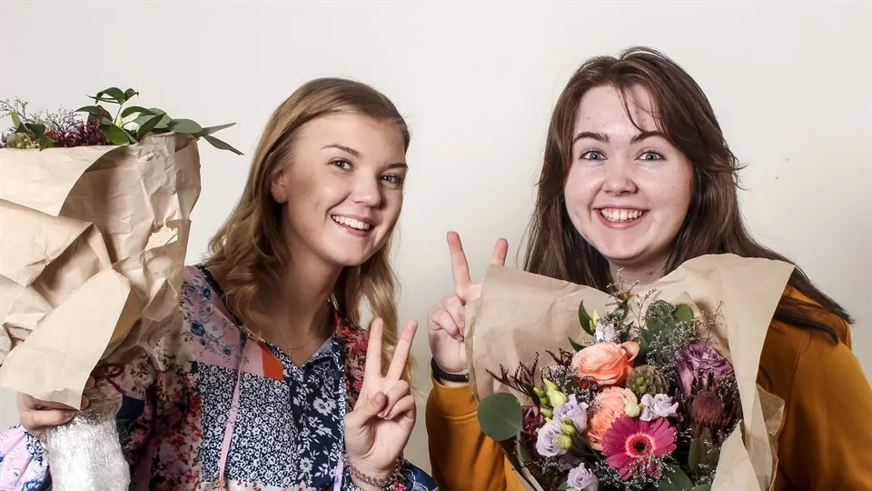 Elin Renström, andrapristagare och Thea Rosenlind, vinnare i Design Open 2020. Båda elever går på teknikprogrammet på Sundsvalls gymnasium Västermalm.