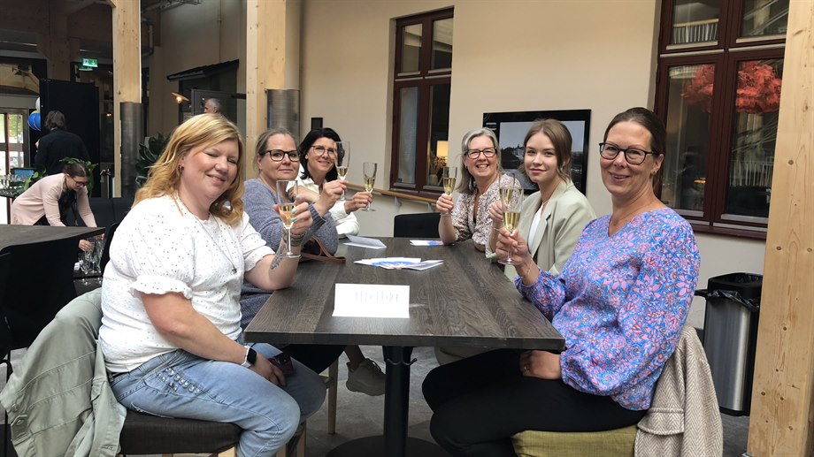 Glada avgångsstudenter 