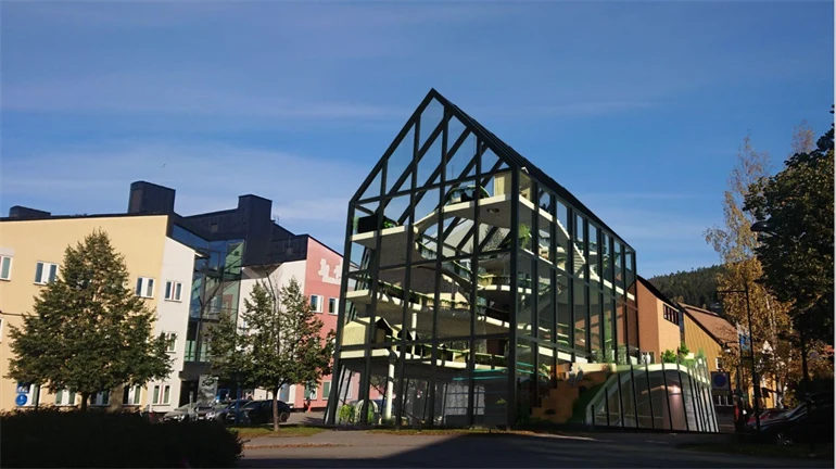 Ett glashus bland andra hus